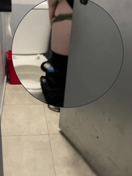 AmateurBoysPissing: Junge Öffnet Kabine Und Erwischt Freund Beim Pinkeln