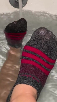 Nasser sockenfetisch in athletischen socken