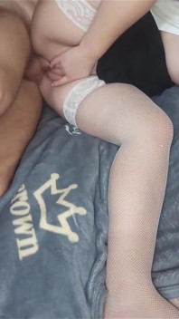 Kočka s velkým zadkem si prstila klitoris, když sladce šukala a pak její kundička naplněná spermatem