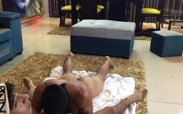 The-hook305: Un mec musclé se fait baiser en branlette