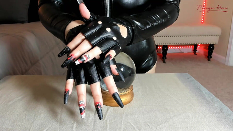 Morrigan Havoc: Uñas espeluznantes largas muestran y golpean