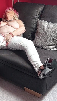 O curvă matură își fute pantalonii în Potopul pișatului