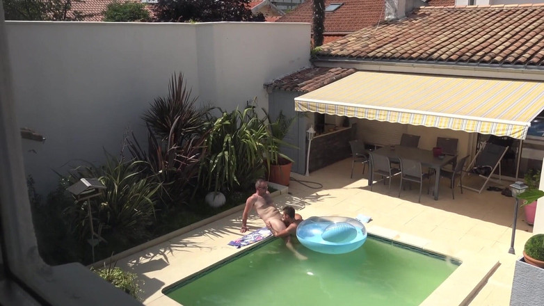 Gaybareback: Cewek perancis dientot dari belakang sama cowok gay seksi