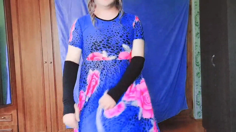 Kitty_Cross: Krásný Femboy v kostkové sukni skákající Down Street