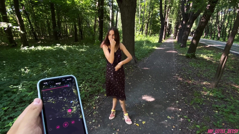 My Little Betsy: Passeggiata nel bosco con l lussureggiante finisce con sborrate sul...