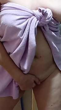 Minha vizinha mãe gostosa me seduz quando ela sai do banheiro