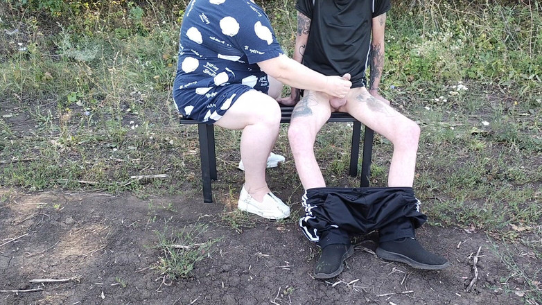 Zona901: Eine freundin in einem park wichst meinen schwanz, bis ich...