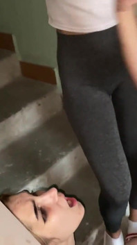 Badass Girls Ponižování lesbické děvky - plivání a lidský popelník Dirty Lezdom