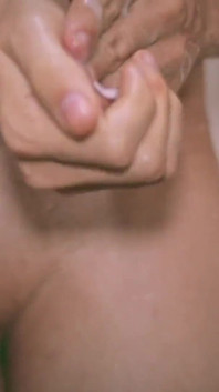 Roztomilý Twink Emmanuel Kokichi si dal pěnivé honění ve sprše