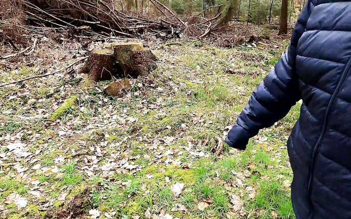 Bouncy Tits Action: Pinces sur les lèvres qui marchent dans la forêt