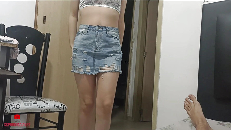 Natasxha: 看到我的继妹穿着短裙,我狠狠地操她,直到我射在她的屁股上