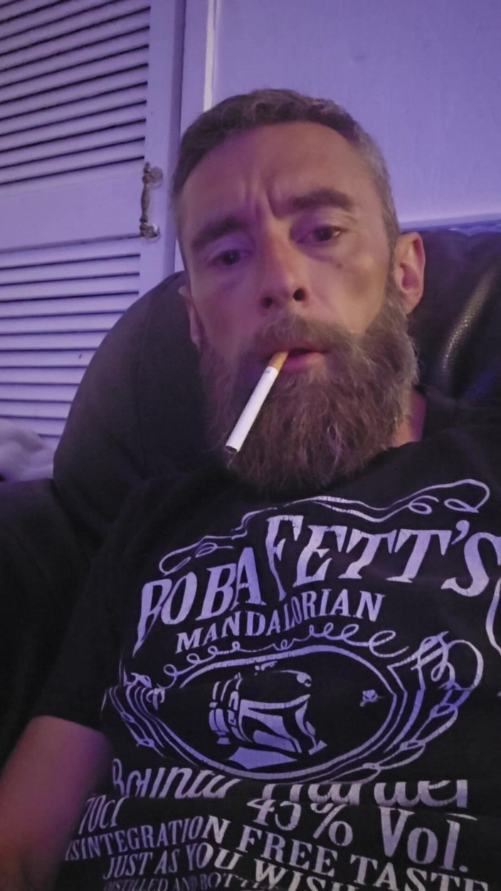 Smoking stoker: Masturbando e deslizando um dedo na minha bunda