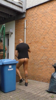 Tatuada milf follada en su mojado coño afeitado al aire libre