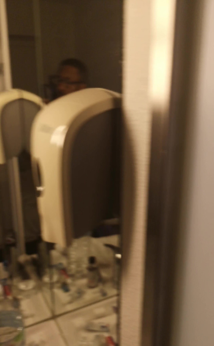 Amadeus: Chỉ cần cho bạn xem phòng của tôi và sau đó đi...