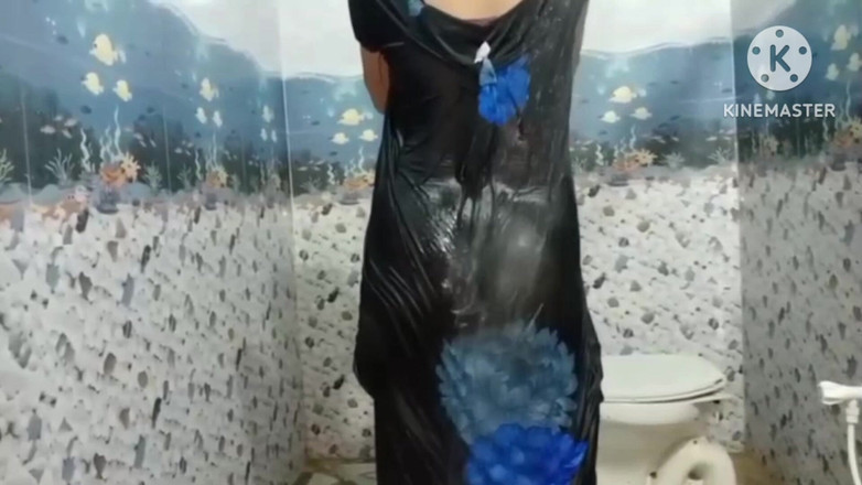 Ankurpriya000: Melihat Didi mandi, zakar bapa mertua dikongkek adik tiri mandi...