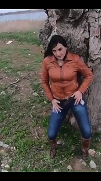 Awek sugar yang cantik mengusik seluar jeans ketat dan permainan MILF nakal dengan orgasme mega dalam tab mandi di rumah semasa merokok