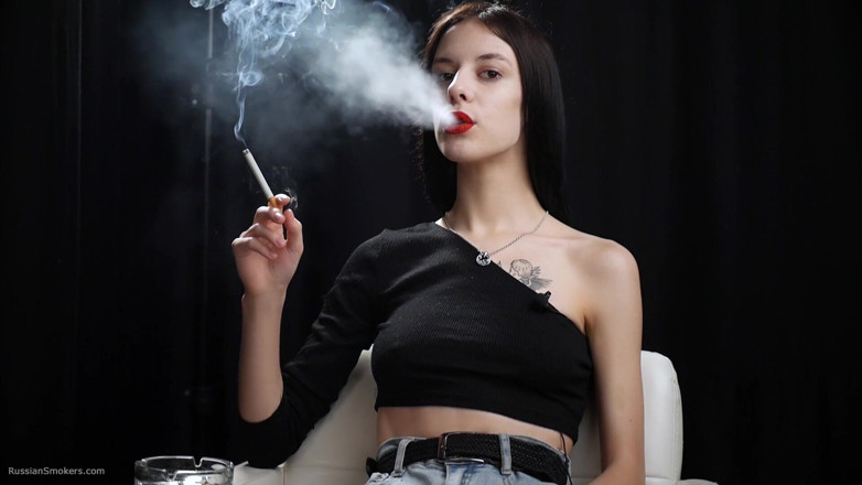 Russian Smokers: สาวผอมกําลังสูบบุหรี่สองแดง