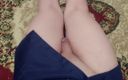 Ladyboy Kitty: Partie 1. Masturbation avant l&amp;#039;orgasme, une jolie trans avale les jambes...