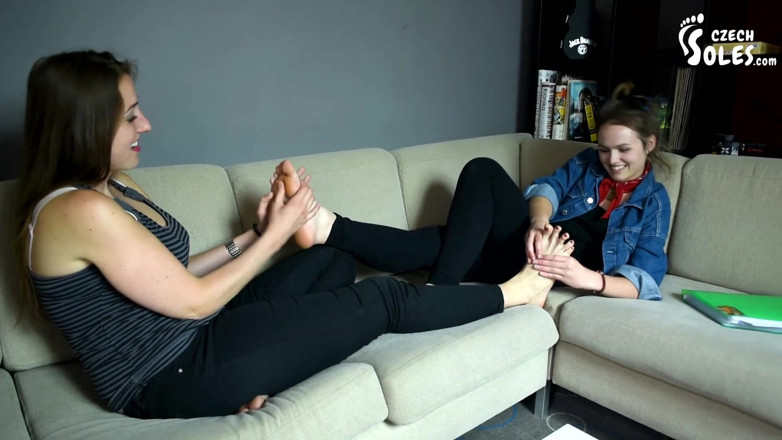 Czech Soles - foot fetish content: Сексуальні великі та маленькі ноги студентів порівнюють