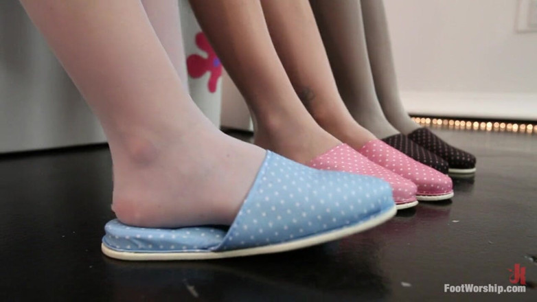 Foot Worship by Kink: Kirsten y la Footsie Kats