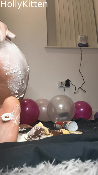 Holly Kitten: HollyKittenn - 4k Geburtstagskuchen bash