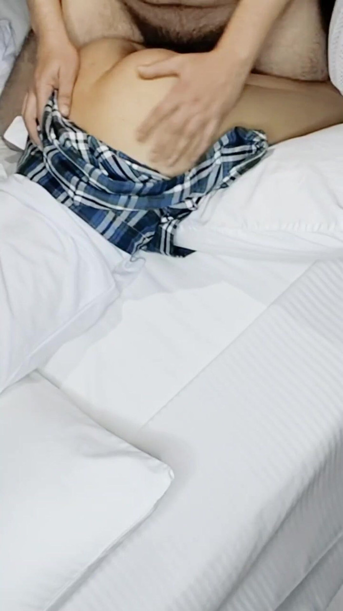 MynameisJuly: 大学生の女が先生の家を訪れ、触らせる