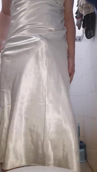 Asiatic crossdresser purtând o rochie lungă de noapte mătăsoasă