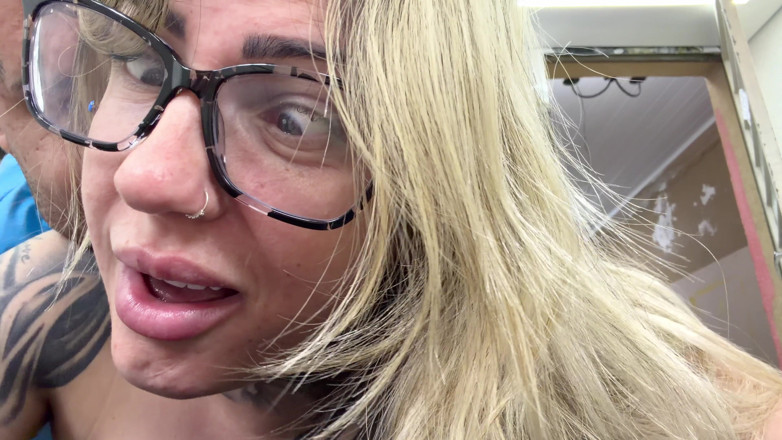Couple dna: Chica nerd siente la polla del cornudo por primera vez...