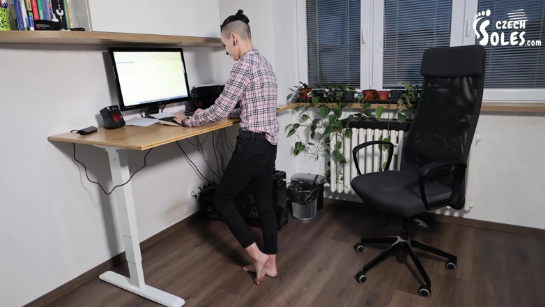 Czech Soles - foot fetish content: Przekraczanie granic fetyszu stóp w pracy