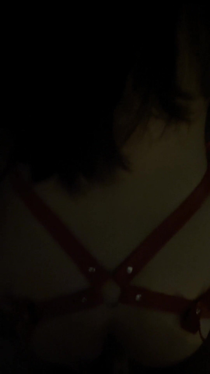 AsianHoneyAss: 对着酒店窗户的激情狗式性爱，皮衣角色扮演