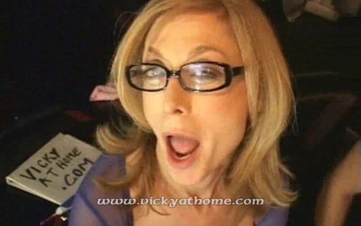 Vicky Vette: Nina hartley dominiert vicky vette