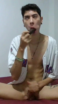 Juckar min bick twink kuk medan jag suger en svart dildo tills jag cum