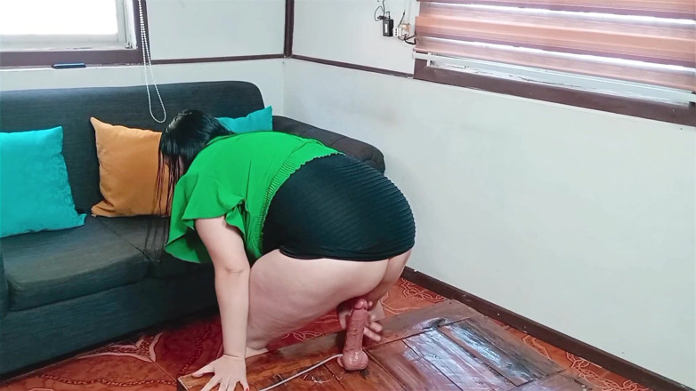 Kellyhotstepmom: 家の掃除を手伝いながら、パンティを履かずにディルドを膣に入れました
