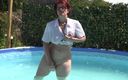 Popp Sylvie: Sylvie在泳池边用她的假阳具