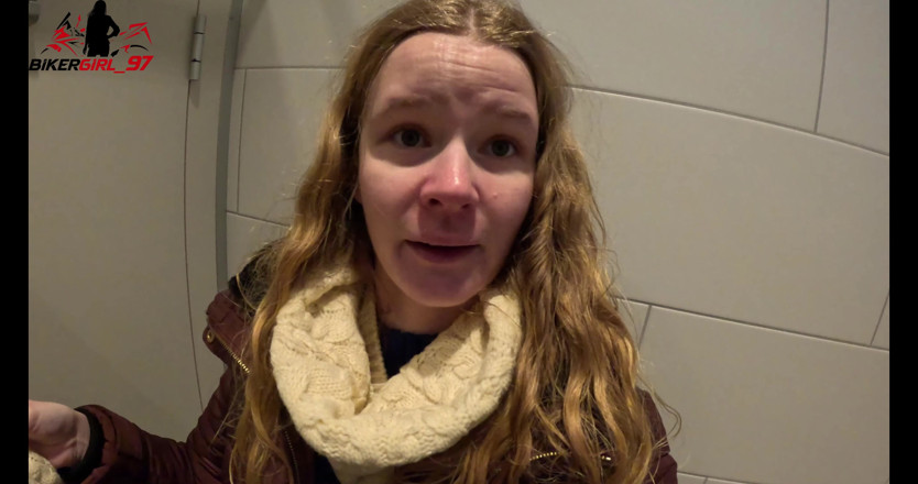 Bikergirl_97: Estudante Vagabunda Recebe No Banheiro Da Faculdade!