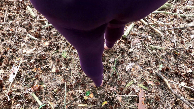 Bouncy Tits Action: Completa desnuda en el bosque - golpeando su vagina y tetas