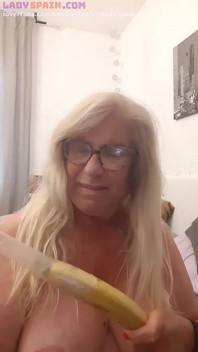 Fina met une banane dans sa chatte. Elle le goûte et se masturbe, tellement excitée !