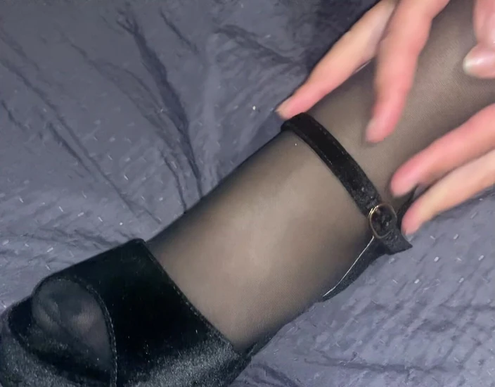 CoppiaCollant: Saya memakai pantyhose hitam seksi