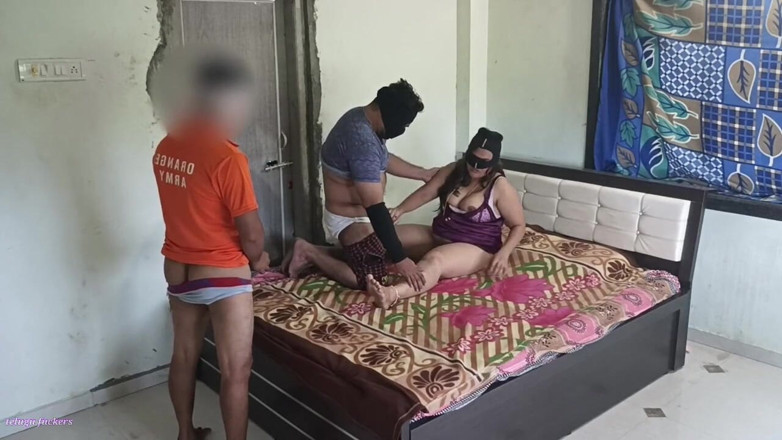 Telugu-fuckers: Telugu rozwód MILF bierze dwa kutasy jednocześnie