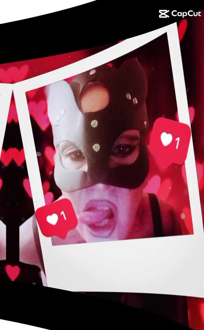 Dominatrix Redsonyja: Dă-mi cur sau vrei curul meu Hmm pentru a explora...