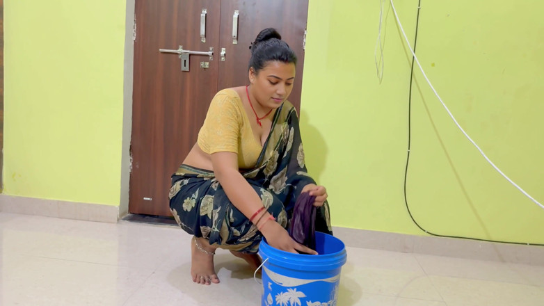 Hotty_ragini: I Was Cleaning the House, I Was on the Boss...
