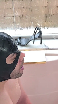 Můj Rohožka Miluje Můj Velký Penis! Footjob a Zlatá Sprcha.