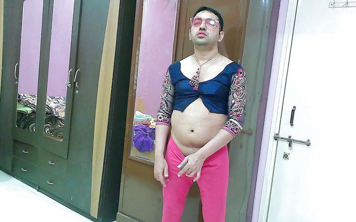 Cute &amp; Nude Crossdresser: Süßer sissy-transvestiert femboy Sweet Lollipop in einem Top mit strumpfhose...