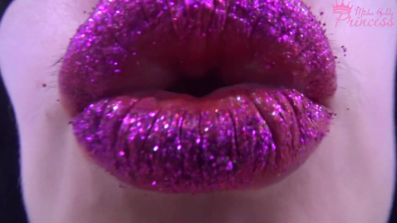 Goddess Misha Goldy: Brilhante provocação de batom roxo