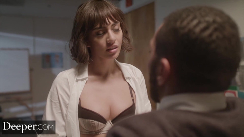 Deeper: Lebih. Janice griffith ngajak dia mengambil kendali