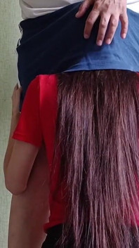 Mi vecina tímida se subió debajo de mi falda sin preguntar, pero me gustó