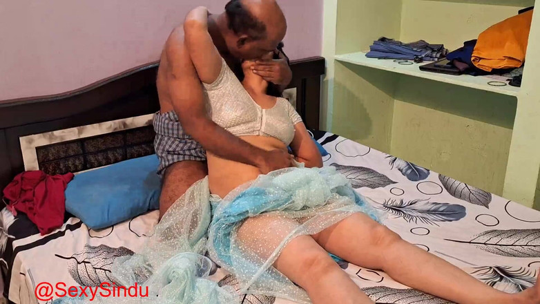Sexy sindu: Une bhabhi indienne baise en sari avec un homme de 50...