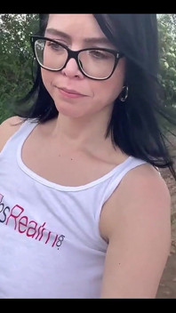 Rokend, lopend, stuiterende borsten en tepels spelen in het t-shirt van mijn vriend van Boobsrealm