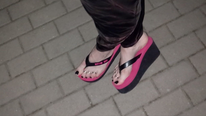 Heelex: Seksi parmak arası terlik ve lateks taytlı travesti