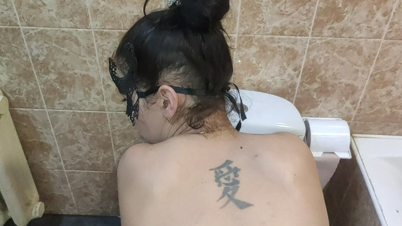 DirtyLubov: バスルームでマンコ舐め、淫乱な黒髪